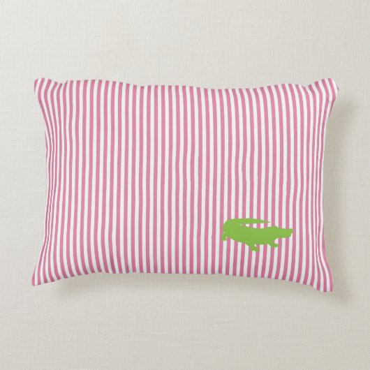 アリゲーターグリーンピンク名門私立校風のクパーソナライズされたの名前 アクセントクッション (裏面)