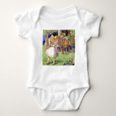 アリスは不機嫌帽子屋さんの紅茶パーティーにつまずく ベビーボディスーツ (正面)