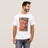アリスは火の大ロンドンの演劇ポスターによって坐ります Tシャツ (正面フル)