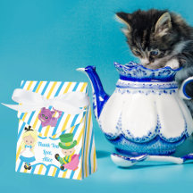 アリスインワンダーランドかわいい子供の誕生日パーティー