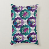 アリスティール(緑がかった色)と紫 アクセントクッション (正面(垂直))