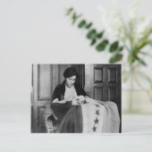 アリス・ポール、裁縫参政権の旗、1910年代 ポストカード (スタンド正面)