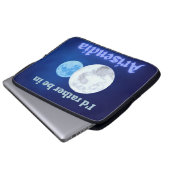 アリセンディア – ラップトップスリーブ (正面下部)