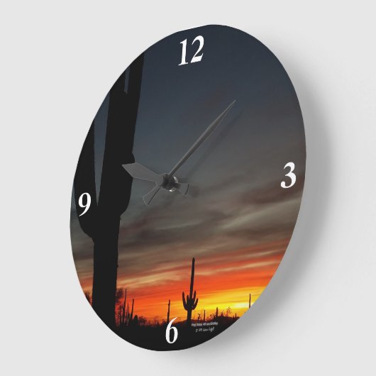 "アリゾナすばらしいです!"は 日没のSonoranの砂漠のサボテン ラージ壁時計 (傾斜)