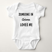 アリゾナにいる人は長距離シャワーが大好き ベビーボディスーツ (正面)