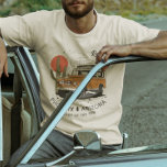 アリゾナデザートサンセットロードトリップカボスフェニックス Tシャツ<br><div class="desc">アリゾナ砂漠サンセットロードトリップサボテンのフェニックス – 都市生活に疲れた？アリゾナの自然スポットと壮大な楽しむロードトリップをチェック。また、歩道をハイキングしたり、フェニックスAZの息をのむような景色を眺めたり、砂漠の風光明媚な遠足におもしろいを持つことができる。</div>