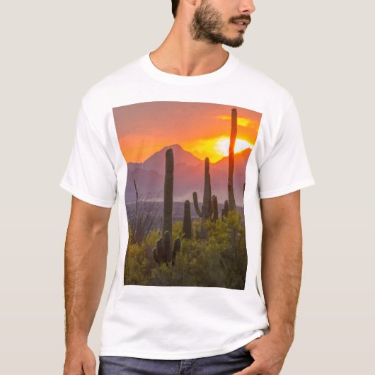 アリゾナ州のサボテンの夕焼け Tシャツ (正面)