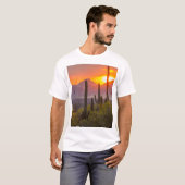 アリゾナ州のサボテンの夕焼け Tシャツ (正面フル)