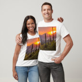 アリゾナ州のサボテンの夕焼け Tシャツ (ユニセックス)
