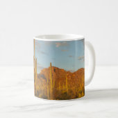 アリゾナ州の夕焼けのサワロサボテン コーヒーマグカップ (正面右)