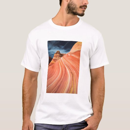 アリゾナ州の波状の地形と朱色の崖 Tシャツ (正面)