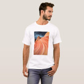 アリゾナ州の波状の地形と朱色の崖 Tシャツ (正面フル)