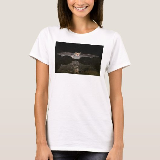 アリゾナ州を飛行するコウモリの飲水 Tシャツ (正面)