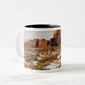 アリゾナ州アメリカ、モニュメントバレーナバホ部族 ツートーンマグカップ (正面左)