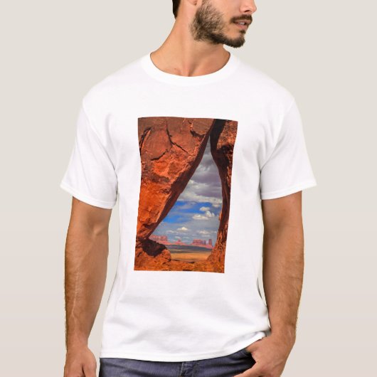 アリゾナ州モニュメントバレーの岩の窓 Tシャツ (正面)