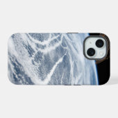 アリューシャン列島の南の雲の模様 iPhone 15ケース (裏面横)
