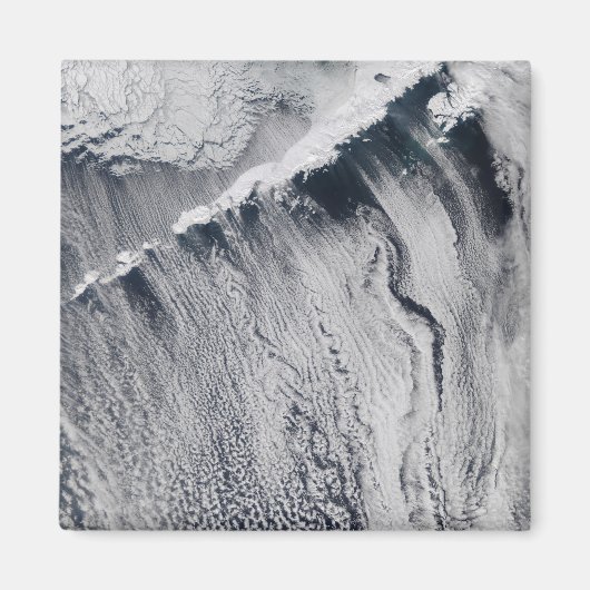 アリューシャン島上空に見える雲のパターン マグネット (正面)