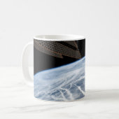 アリューシャン諸島の南の雲のパターン。 コーヒーマグカップ (正面左)