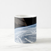 アリューシャン諸島の南の雲のパターン。 コーヒーマグカップ (中央)