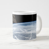 アリューシャン諸島の南の雲のパターン。 ジャンボコーヒーマグカップ (正面右)