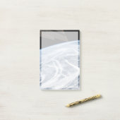 アリューシャン諸島の南の雲のパターン。 ポストイット (デスク上)