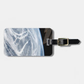 アリューシャン諸島の南の雲のパターン。 ラゲッジタグ (正面横)