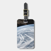 アリューシャン諸島の南の雲のパターン。 ラゲッジタグ (正面縦)