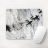 アリューシャン諸島オコク火山からのプルーム マウスパッド (マウス)