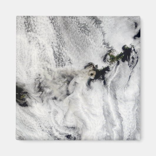 アリューシャン諸島オコク火山からのプルーム マグネット (正面)