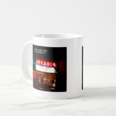アルカディアの劇場- WELLSBORO、ペンシルバニア コーヒーマグカップ (正面左)
