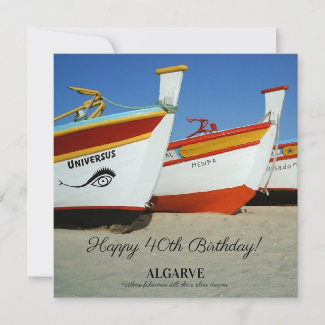 アルガルヴェのビーチに停泊する漁船の写真 (正面)