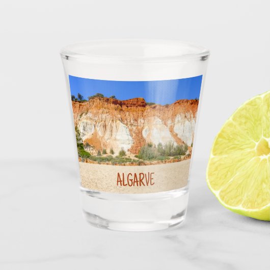 アルガルヴポルトガルプライアダファレーシアビーチと岩 ショットグラス (正面)