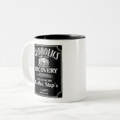アルコールのラベル汚れ – 12ステップ中毒アルコール ツートーンマグカップ (正面左)