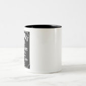 アルコールのラベル汚れ – 12ステップ中毒アルコール ツートーンマグカップ (中央)