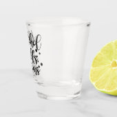 アルコールは細菌を殺す |パンデミックおもしろいウイルスのユーモア ショットグラス (右)