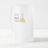 「アルコールは解決策」の泡を吹いたガラス製のマグカップ フロストグラスビールジョッキ (正面左)