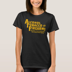 アルコールタバコと銃器は衣服でなければならない Tシャツ