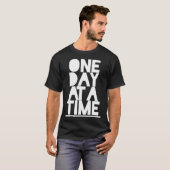 アルコール依存症の匿名ある日の時間の酔っぱらいの広告 Tシャツ (正面フル)