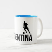 アルゼンチンフラッグサッカー選手は玉としてドットを使う ツートーンマグカップ (正面右)