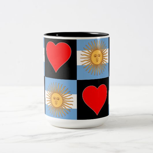 アルゼンチン国旗のハート模様（愛国的なアルゼンチン） ツートーンマグカップ (中央)