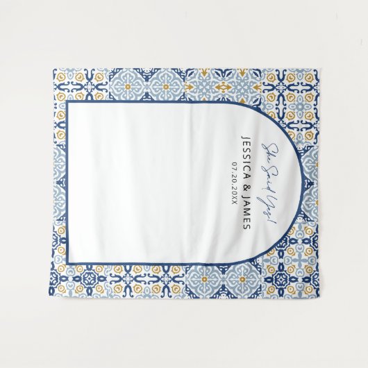 アルチ メディテレーニアンブルータイルエンゲージメントバックドロップ タペストリー (正面(横))