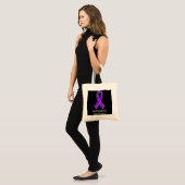 アルツハイマーの認識度紫リボン トートバッグ (正面(モデル))