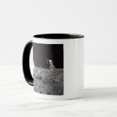 アルドリンが静けさの拠点を振り返る マグカップ (正面左)