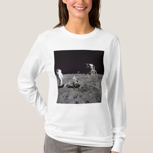 アルドリンは静けさの基盤を見ます Tシャツ (正面)