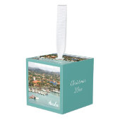 アルバのマリーナのパーソナライズな日付がついた キューブオーナメント (正面アングル)