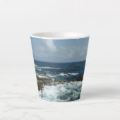 アルバのロッキーコーストとブルー海 カフェラテマグ (正面)