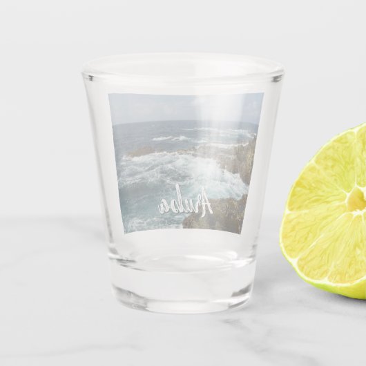 アルバの岩の多い海岸と青い海 ショットグラス (裏面)