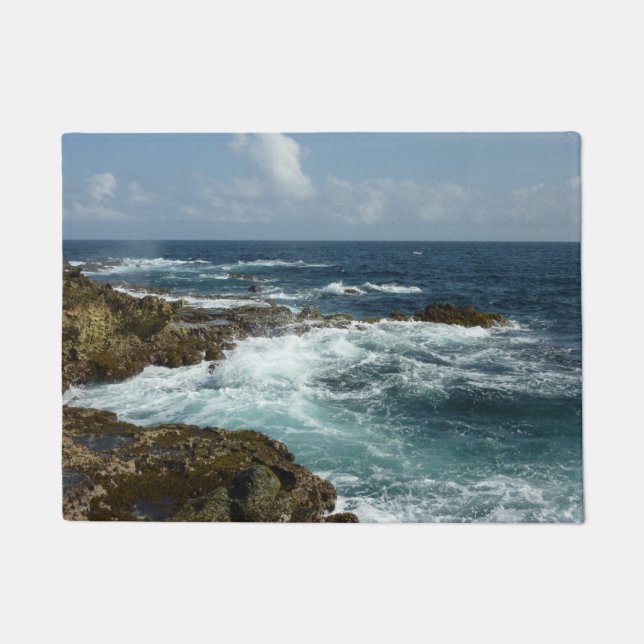 アルバの岩の多い海岸と青い海 ドアマット (正面)