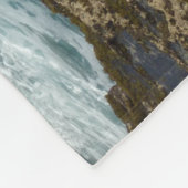 アルバの岩の多い海岸と青い海 フリースブランケット (角)