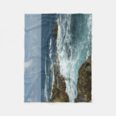 アルバの岩の多い海岸と青い海 フリースブランケット (正面)